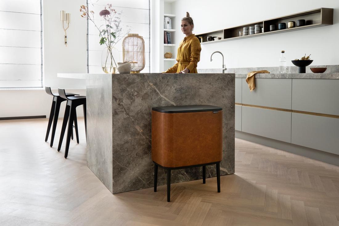 De dubbele stiksels op de leren prullenbakomhulsel maken de limited edition Bo Touch extra stoer.