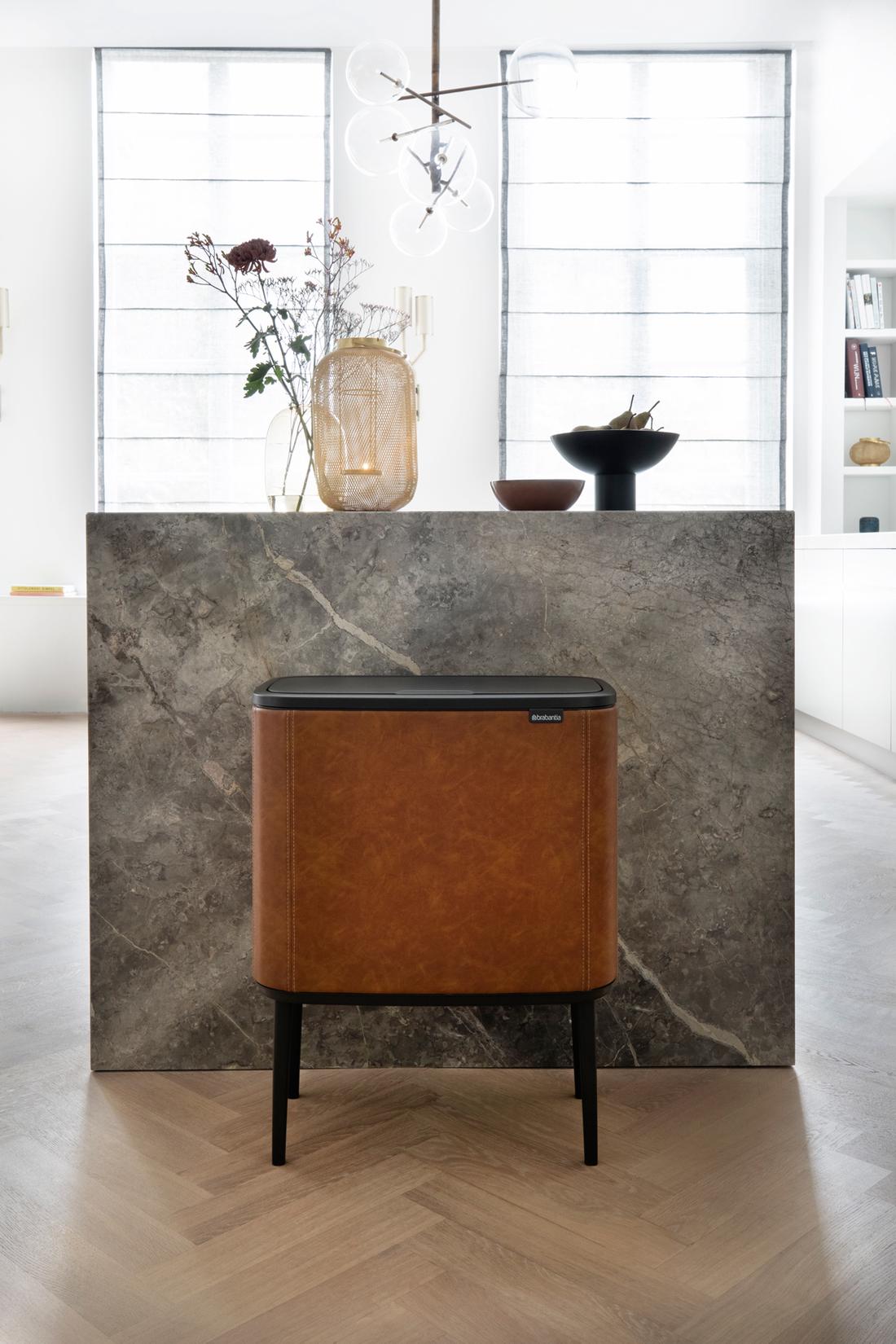 De warme cognackleur van deze prullenbak is mooi te combineren met een lichtere kleur zoals ecru, taupe en lichtblauw of andere bruintinten.