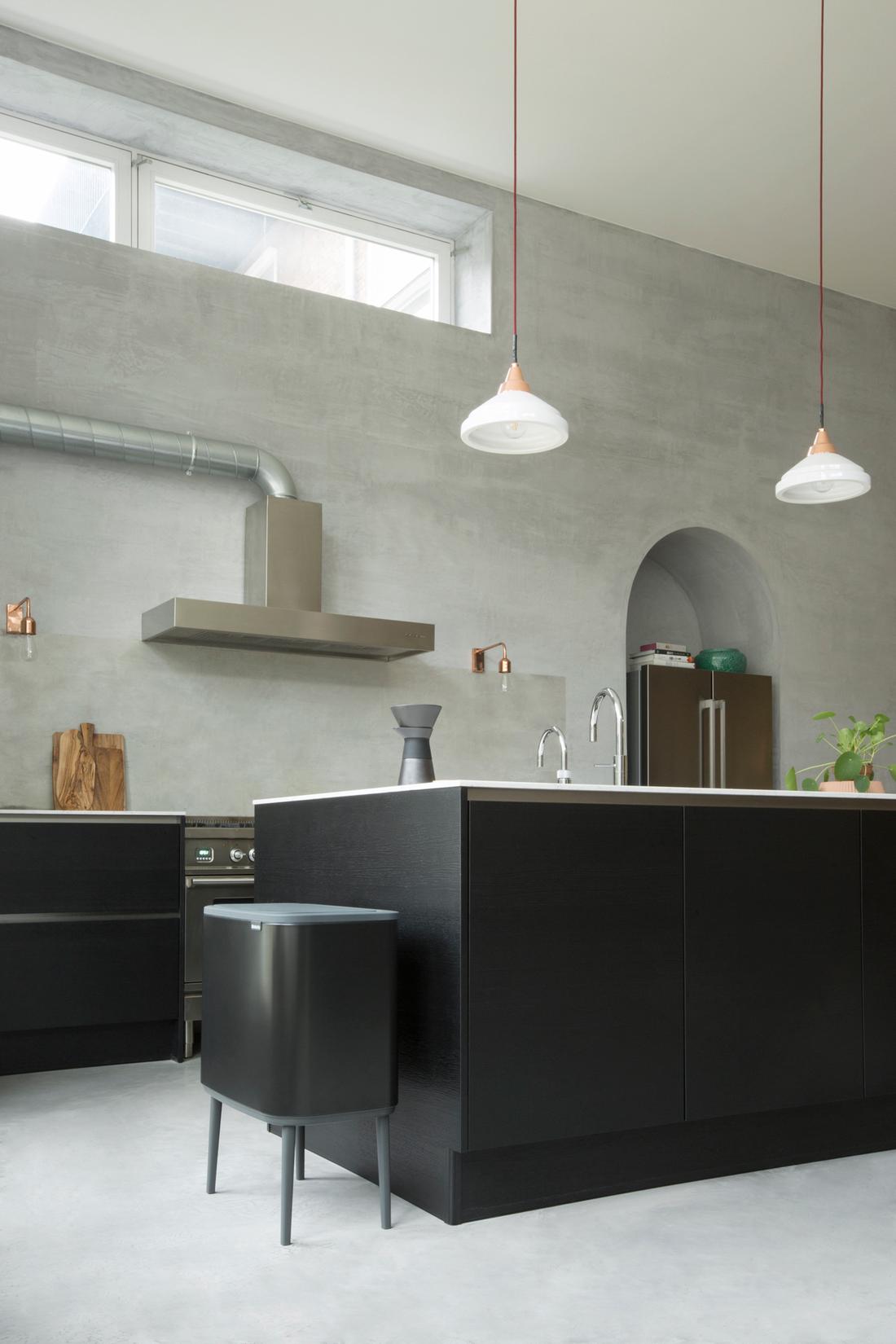 De Bo Touch Bin heeft een platte achterkant. Hierdoor plaats je de prullenbak heel mooi tegen je keukenblok.