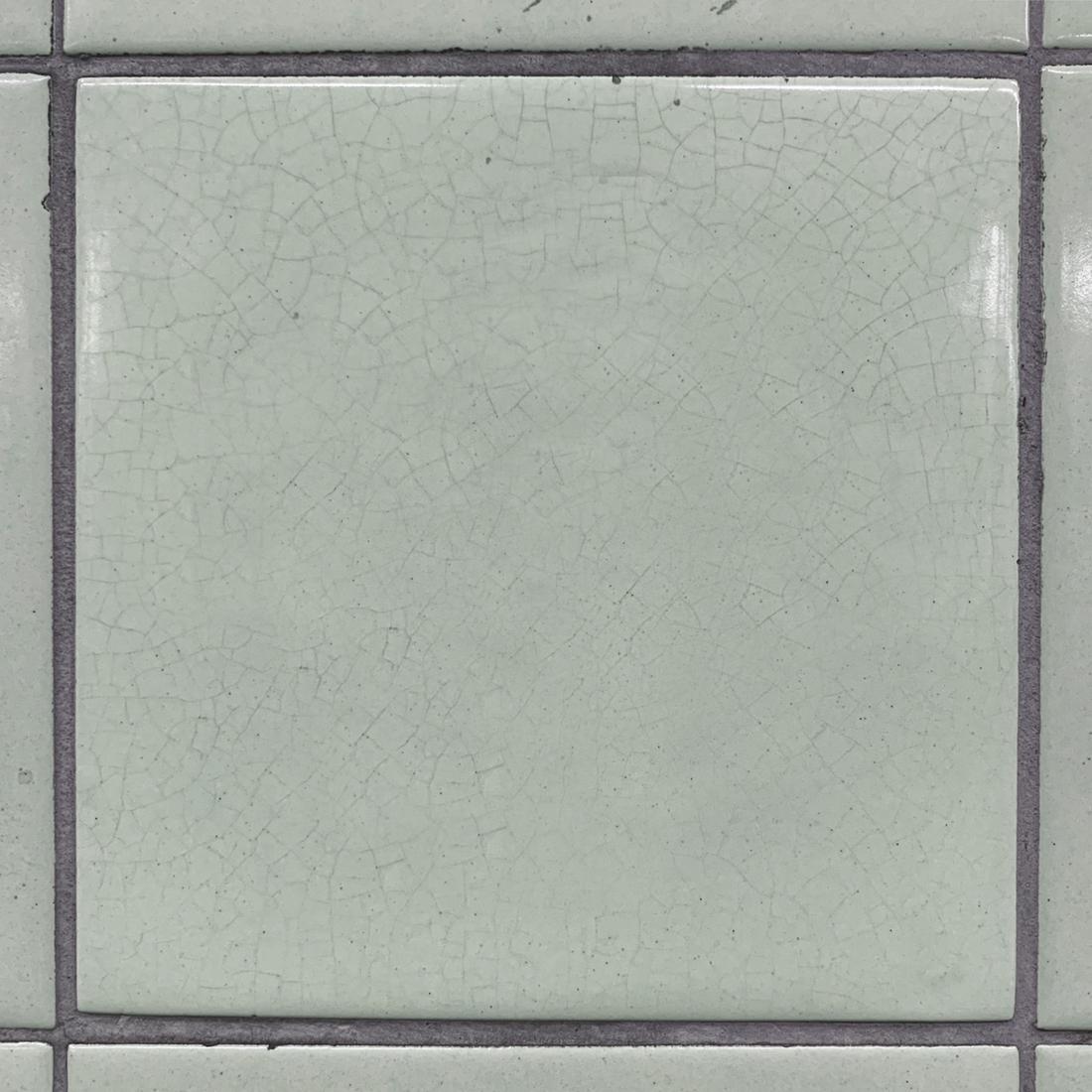 Tegel met craquelé: zowel in de keramiek- als de glazuurlaag kunnen haarscheurtjes ontstaan.