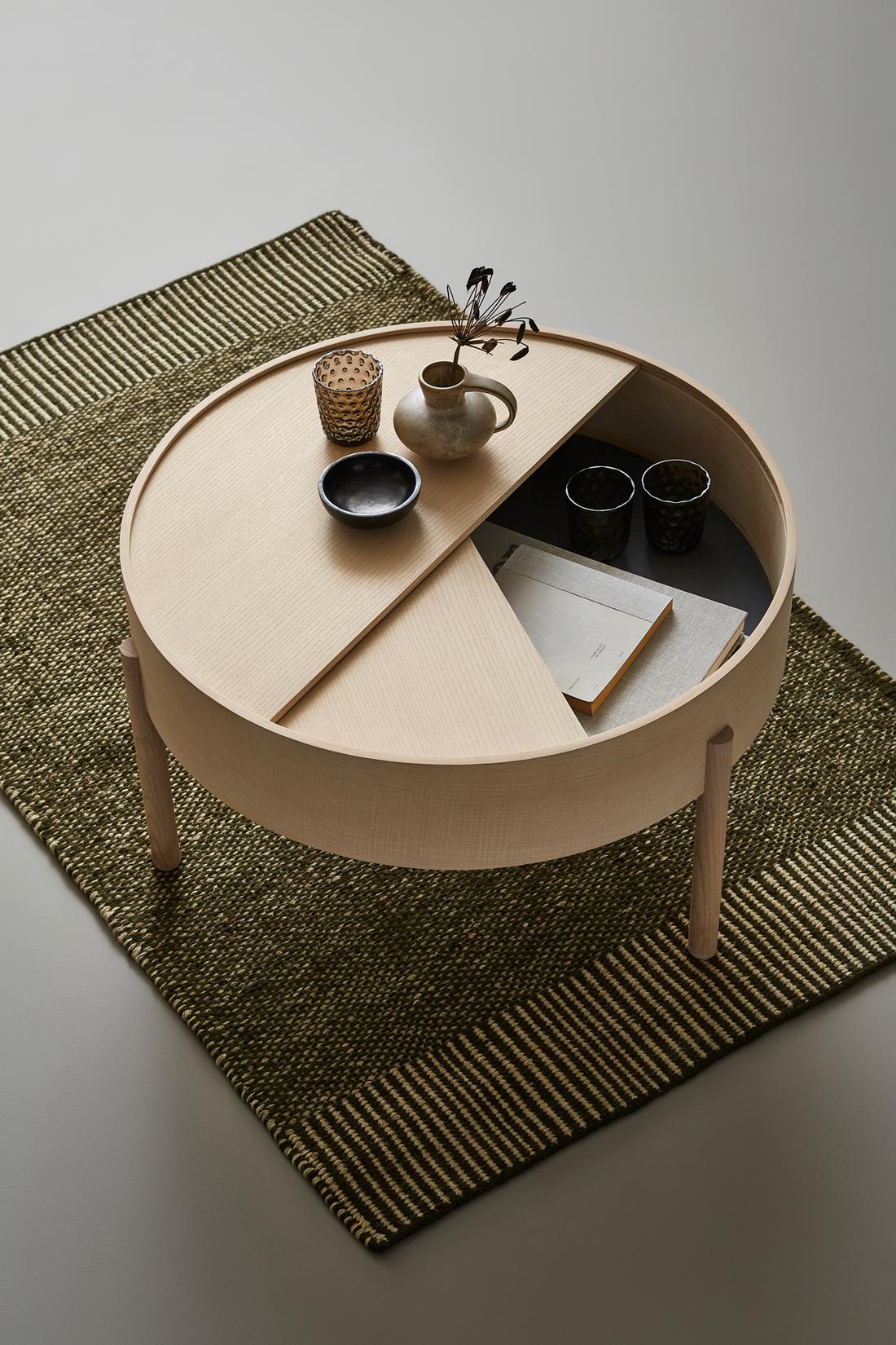 Prachtige Arc Salontafel gemaakt van gebogen essenhout, van het merk Woud.