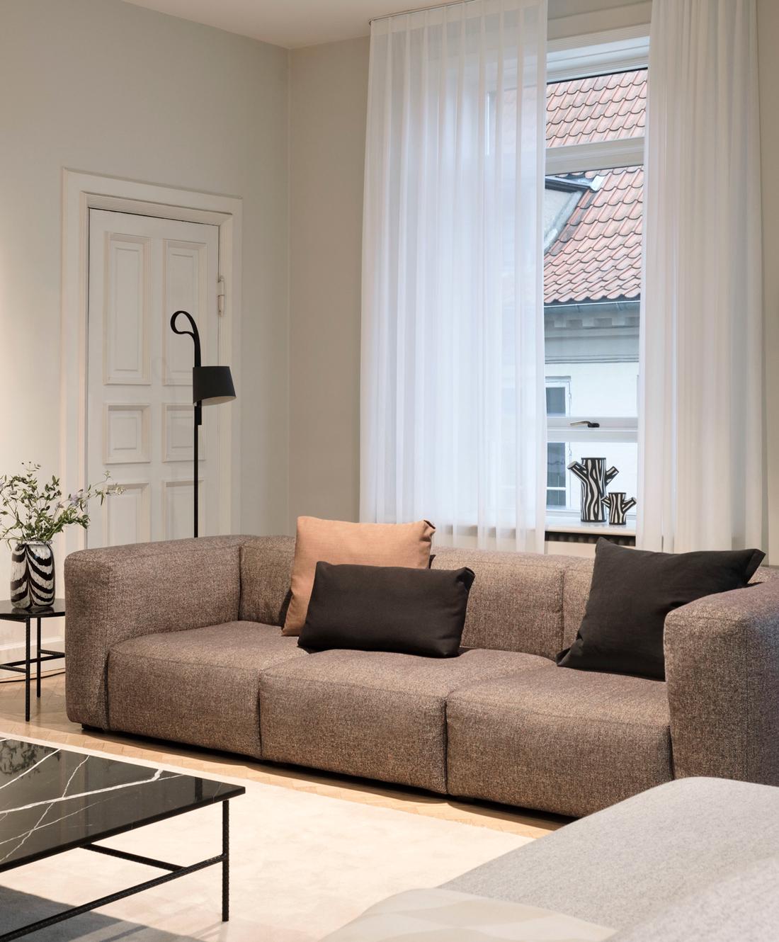 HAY meubels en accessoires met vriendelijke kleuren bruin, beige en grijs volgens de interieurtrend 2021.