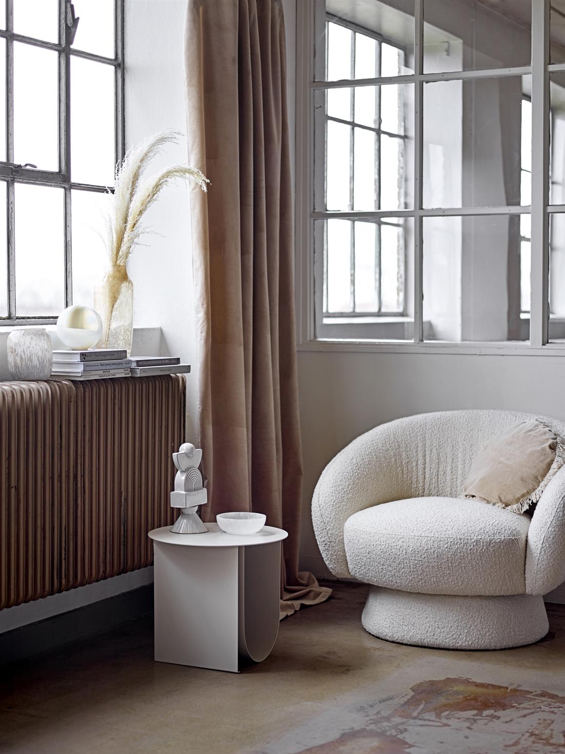 Deze ronde fauteuil 'Ted' van Bloomingville met super zachte stof nodigt je uit om er heerlijk in te hangen.