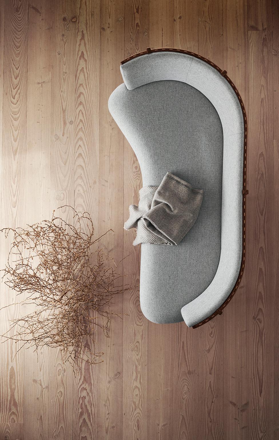 Carl Hansen & Søn Designsofa met een mooie natuurlijke vorm. Het Deense merk biedt meer minimalistische houten meubels.