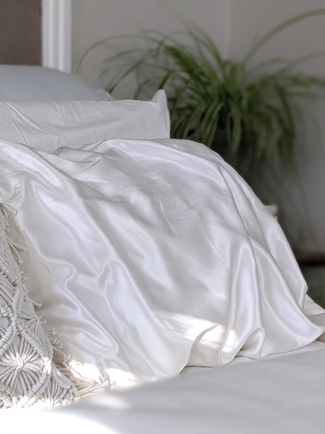 Kies een dekbed van satijn of linnen voor als deze meer verkoeling moet geven.