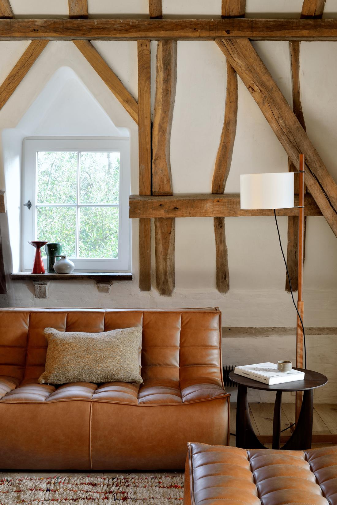 Mooie warme en landelijke setting met lederen meubels van het Belgische merk Ethnicraft.