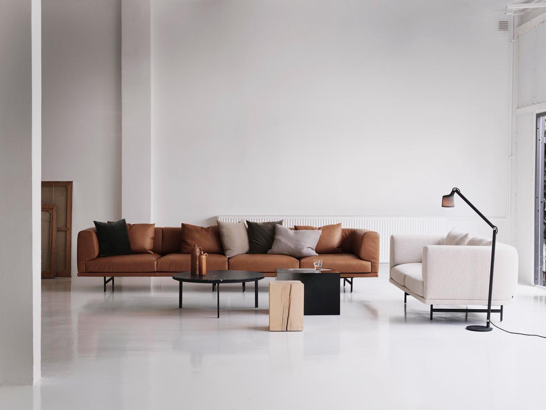 Ook de collectie van het Deense designmerk Vipp bestaat uit meubels met bruin leren afwerking.