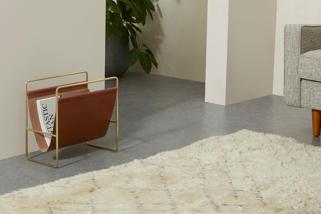 Met dit bruin leren tijdschriftenrek van Made.com creëer je een prachtige chique plek om je favoriete magazines op te slaan. Het magazine rek is een heus decoratief item voor jouw interieur.
