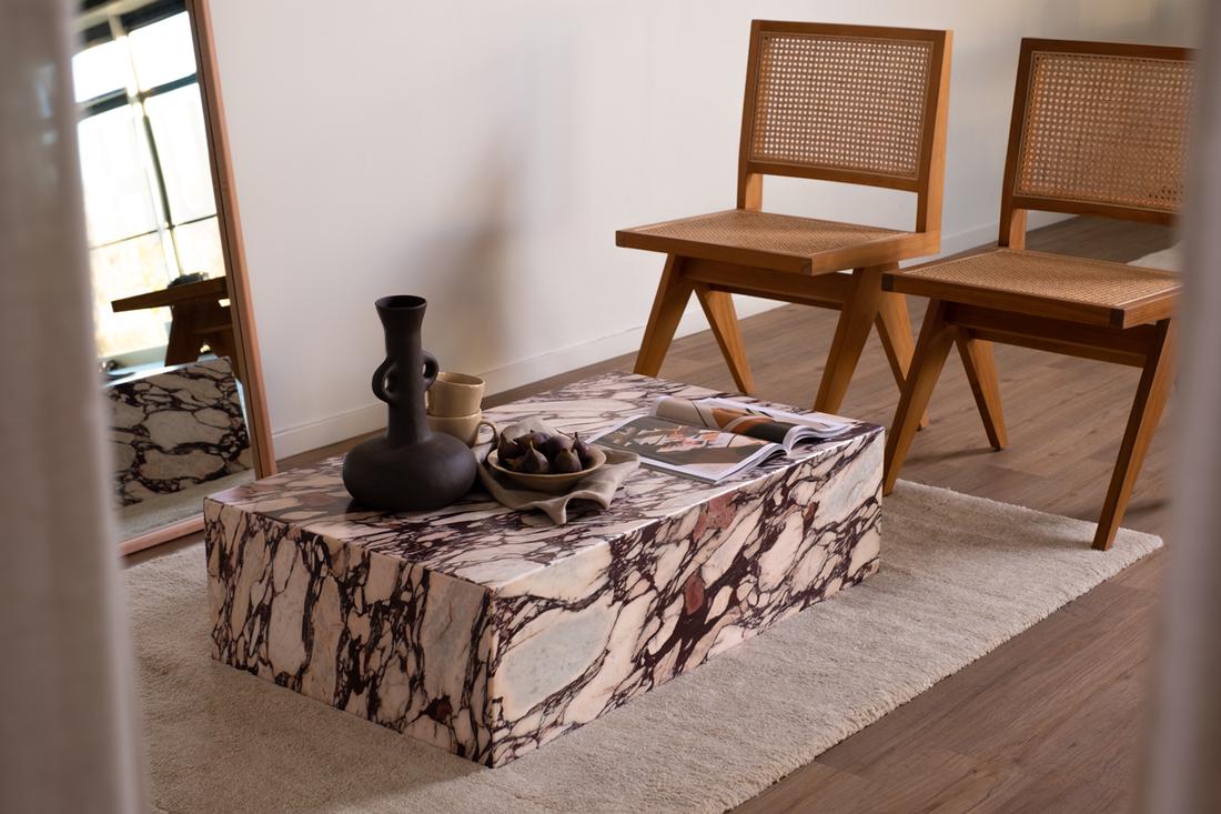 Een bruin marmeren blok decoreer je met authentieke, vintage woonaccessoires. Of gebruik het blok als koffietafel bij je favoriete fauteuil.