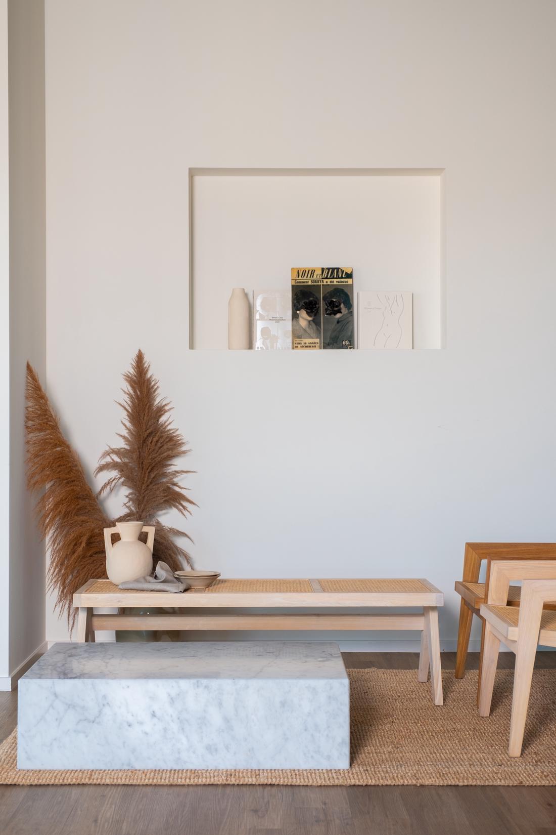 Marmerblok in de traditionele grijs-witte kleur zittafeltje.