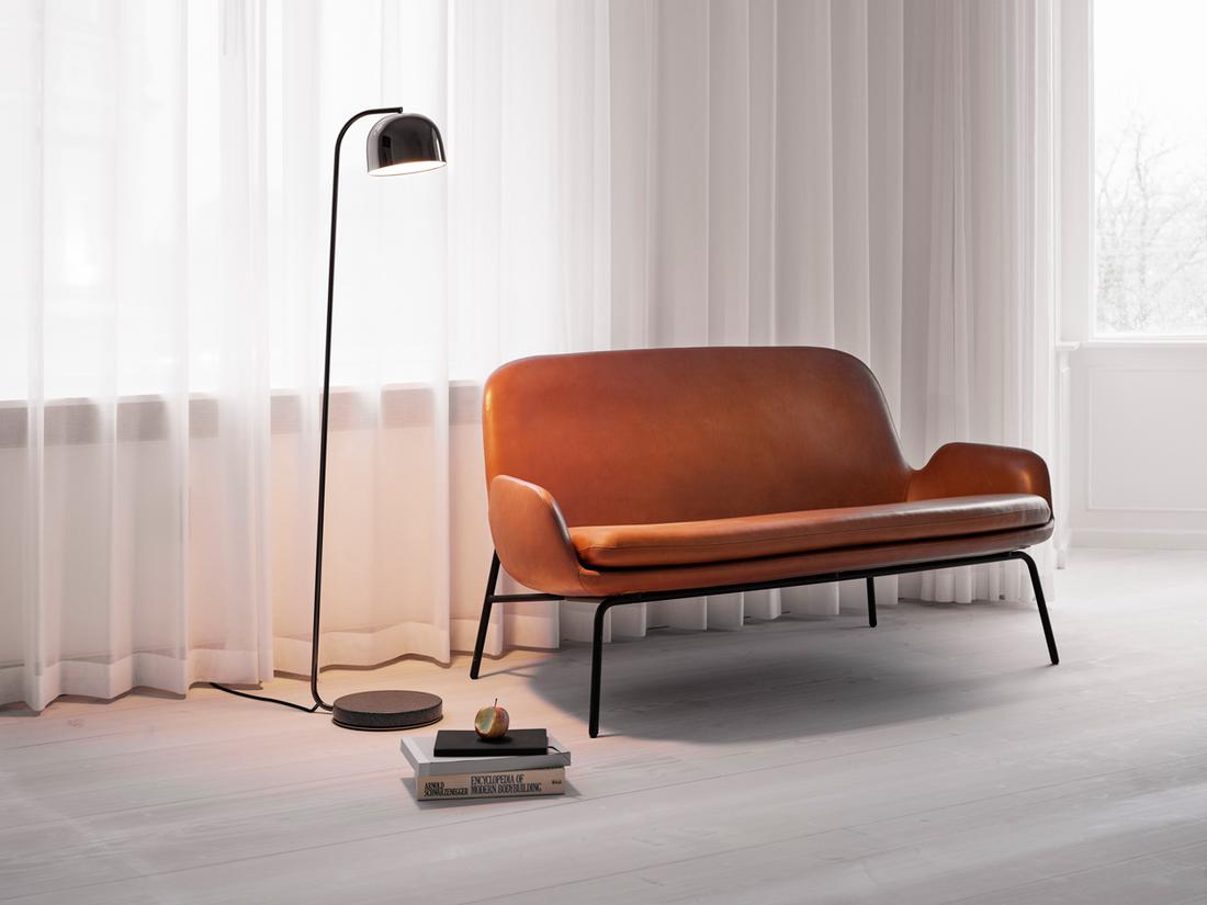 Stijlvol: Bruin lederen Era sofa met de Grant Floor lamp van het merk Normann Copenhagen.