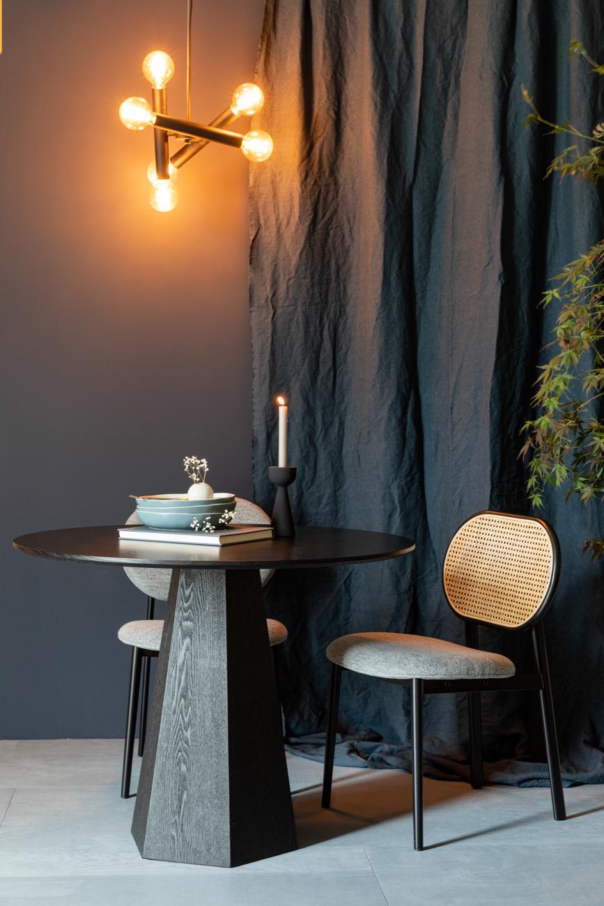 Bekijk de stoel De Spike stoelen van Zuiver zijn perfect voor als je compleet zwarte eetkamerstoelen te donker vindt.