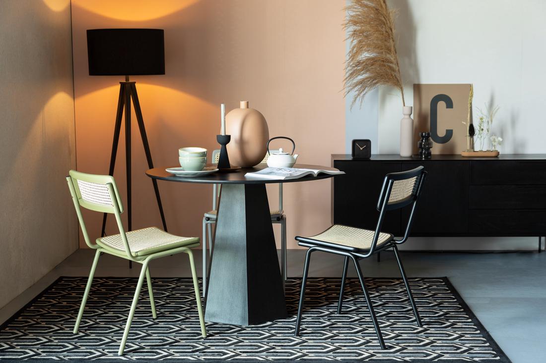 Bekijk de stoel Ga je voor zwarte eetkamerstoelen of heb je liever een andere kleur? De Zuiver Jort stoel is verkrijgbaar in drie mooie kleuren zwart, grijs en groen.