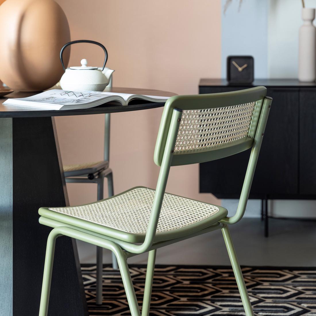 Bekijk de stoel De groene eetkamerstoel met een webbing zitvlak of rugleuning staat ook prachtig in een botanisch interieur.