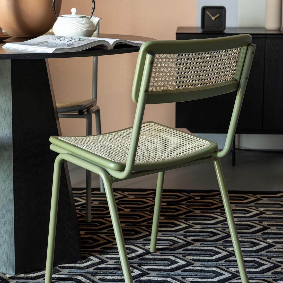 Bekijk de stoel Een groen tintje aan je eettafel geef je met de groene Jort eetkamerstoel.