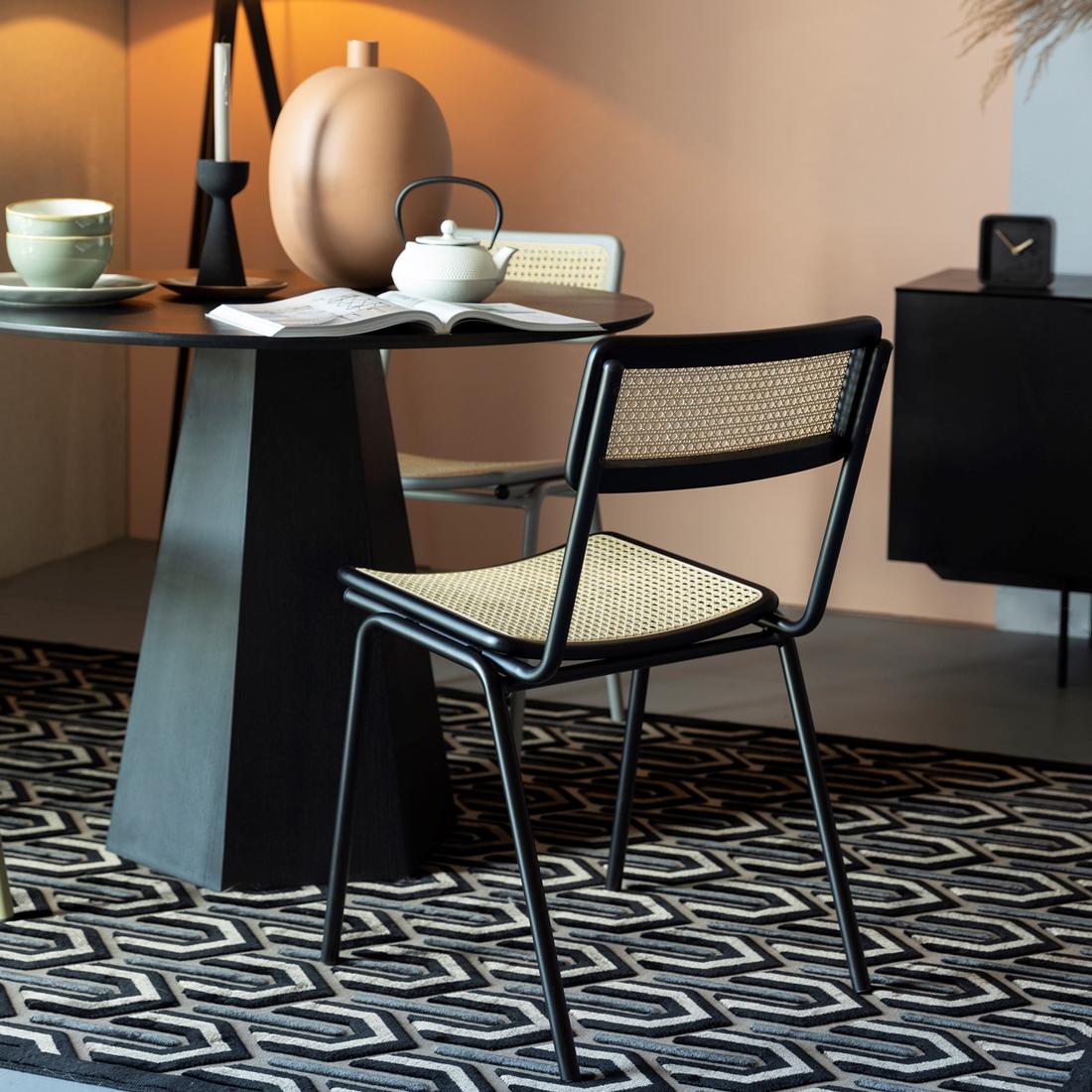 Bekijk de stoel Het zwarte frame zorgt voor een mooi contrast met het licht beige webbing materiaal.