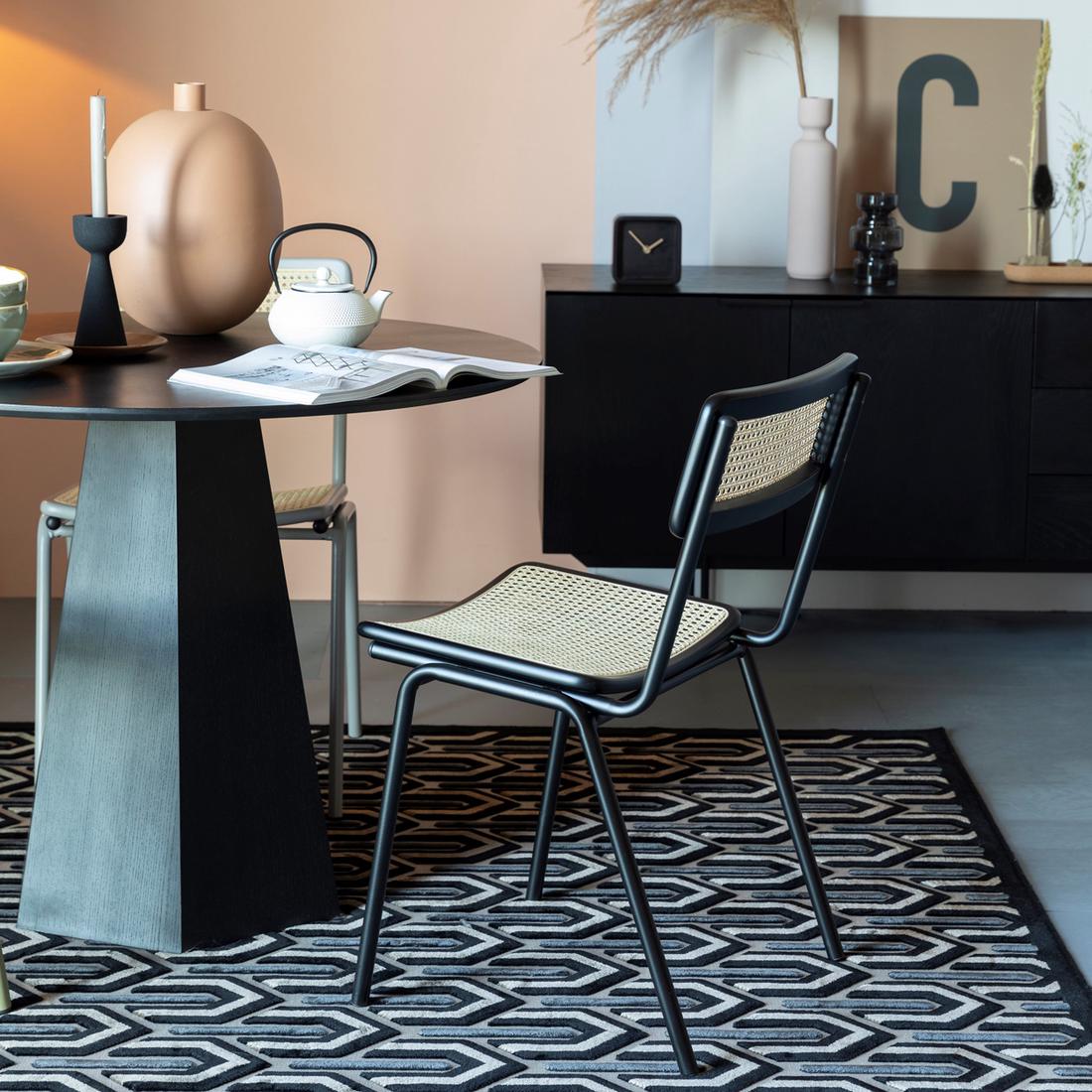 Bekijk de stoel De Jort eetkamerstoel heeft een mix van modern design en klassieke elementen en staat hierdoor prachtig in veel interieurs.
