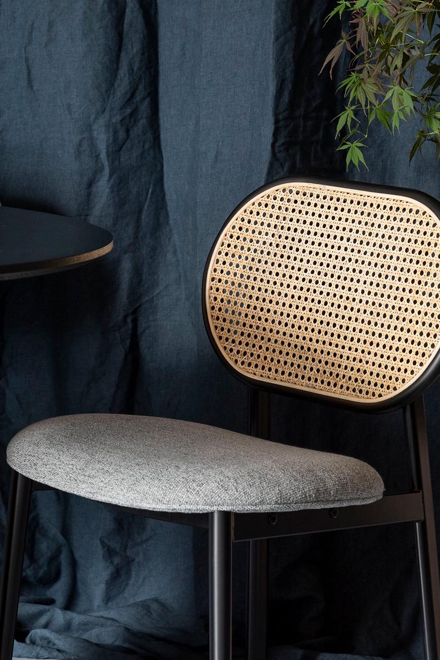 Bekijk de stoel De Zuiver Spike eetkamerstoel geven een moderne twist aan de klassiek Oosters meubeldesign.