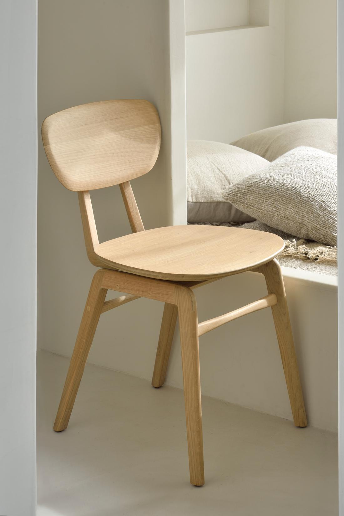 De Pebble-chair komt uit de collectie van het Belgische merk Ethnicraft en is nu al een moderne klassieker.