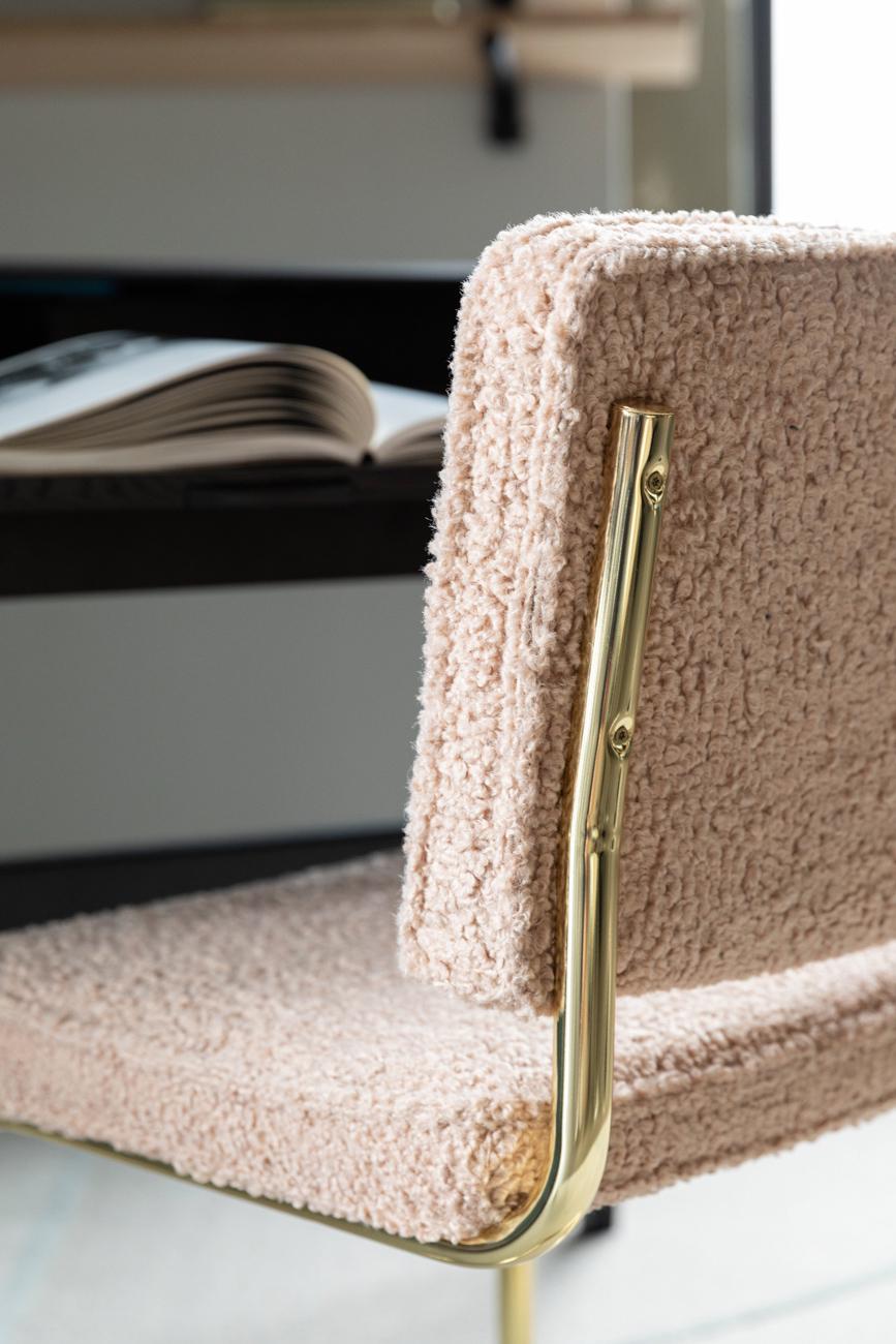 Bekijk de stoel Een moderne twist van de klassieke sledestoel: gekrulde teddystof bekleding gecombineerd met een goudkleurig frame.
