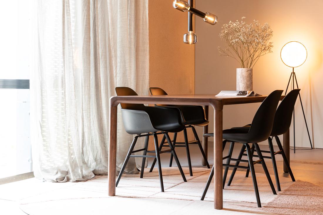 Bekijk de stoel Met de zwarte kuipstoelen van het woonmerk Zuiver haal je strakke designerstoelen in huis.