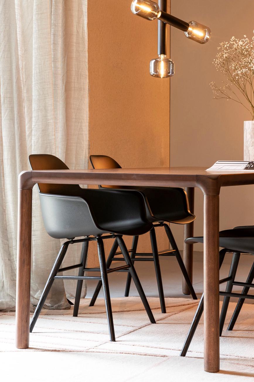 Bekijk de stoel Gebruik de zwarte Albert Kuip armstoel als eetkamerstoel. Of zet de kuipstoel in je slaapkamer en gebruik de stoel als fauteuil.