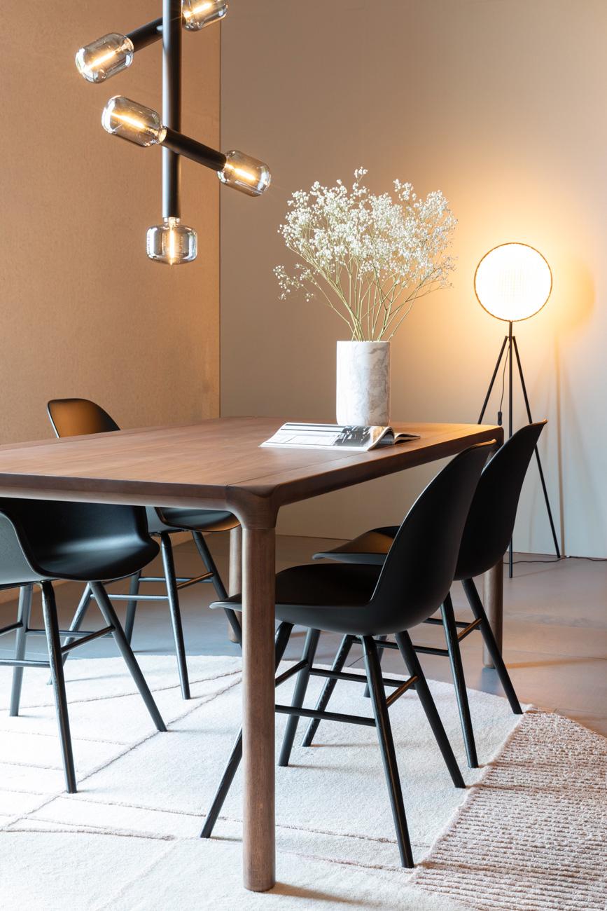 Bekijk de stoel De zwarte eetkamerstoelen van Zuiver zijn gemaakt voor een strak interieur. Er is een versie met armleuning en een variant zonder armleuning.