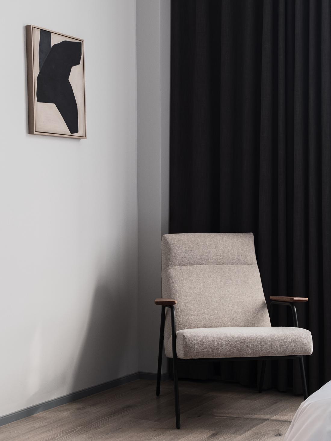 Verwerk een antraciete grijze kleur in decoratie en aankleding van je woning, zoals gordijnen.