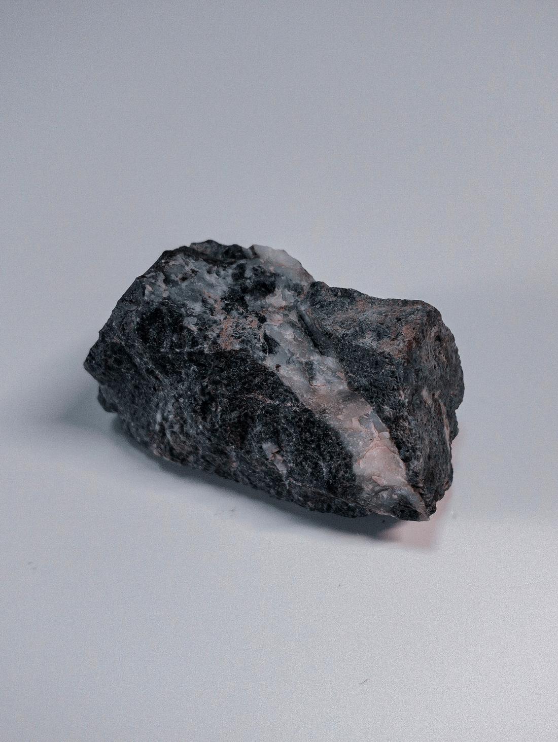 De naam antraciet is ontstaan vanuit de kleur van het materiaal antraciet: een steenkool met een donkergrijze tot zwarte kleur.