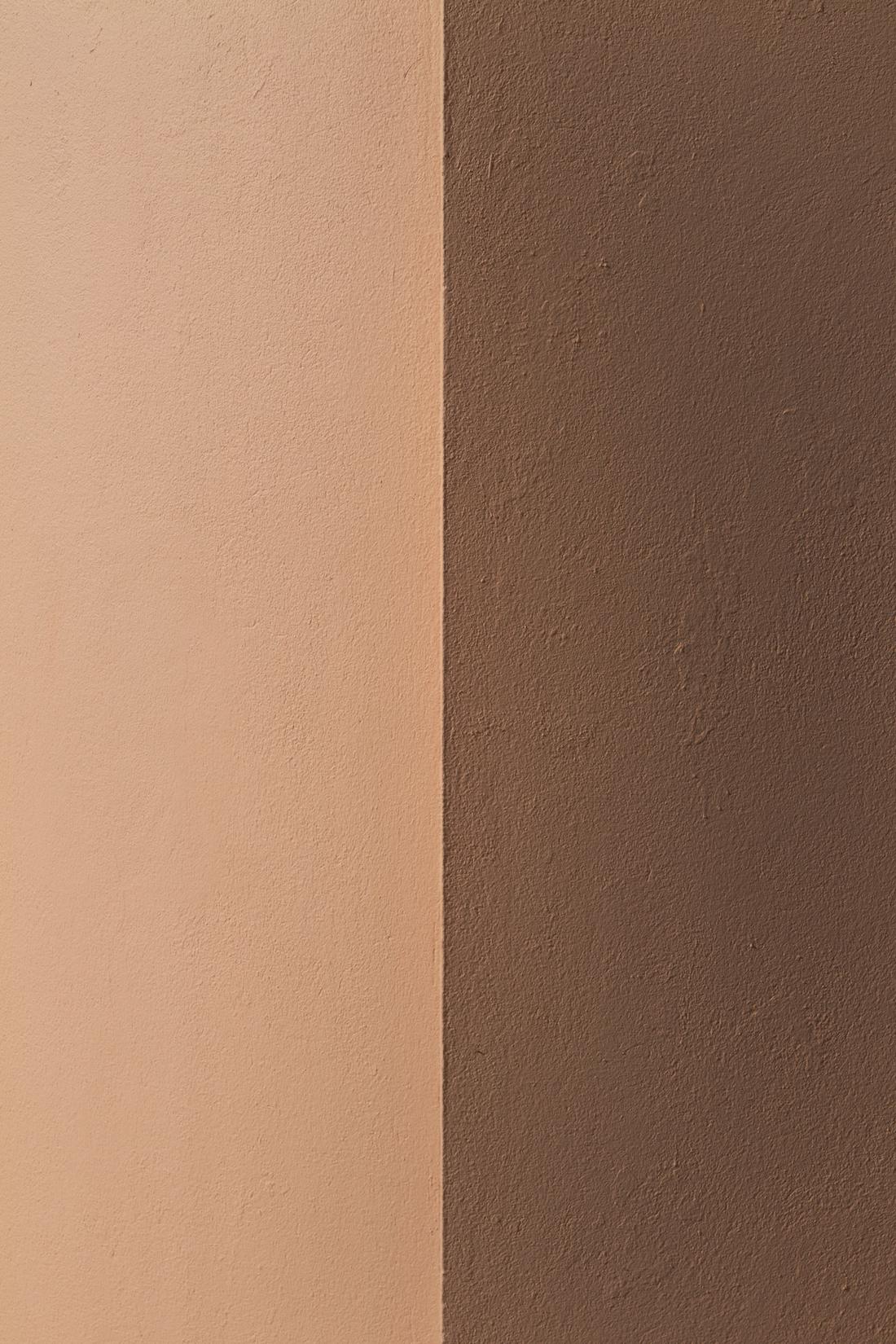 Het is lastig om voor nude een kleur aan te wijzen omdat het alle huidskleuren zal moeten vertegenwoordigen. Het is daarom beter om te kijken naar alternatieve benamingen zoals zand, beige en roze.