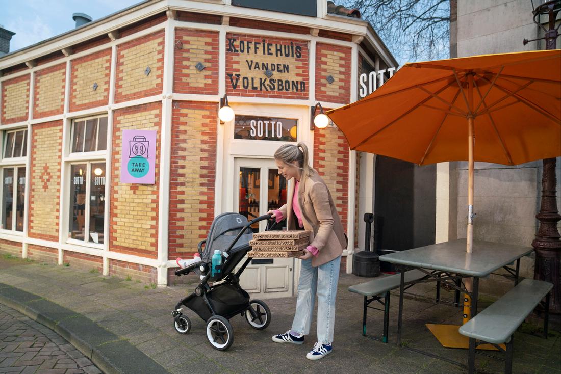 De Bugaboo kinderwagen is verkrijgbaar in zwarte en grijze kleuren.