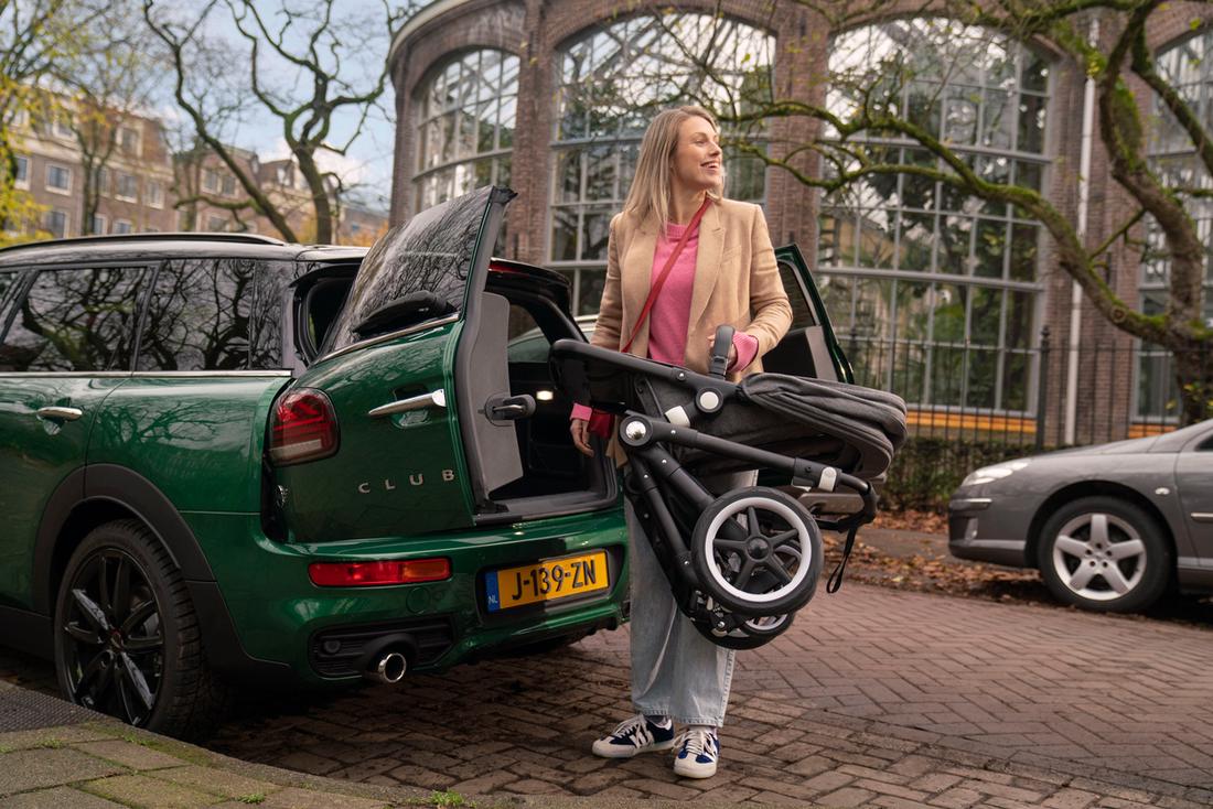 De lichte kinderwagen klap je eenvoudig in een stuk in en leg je makkelijk in een compacte auto.