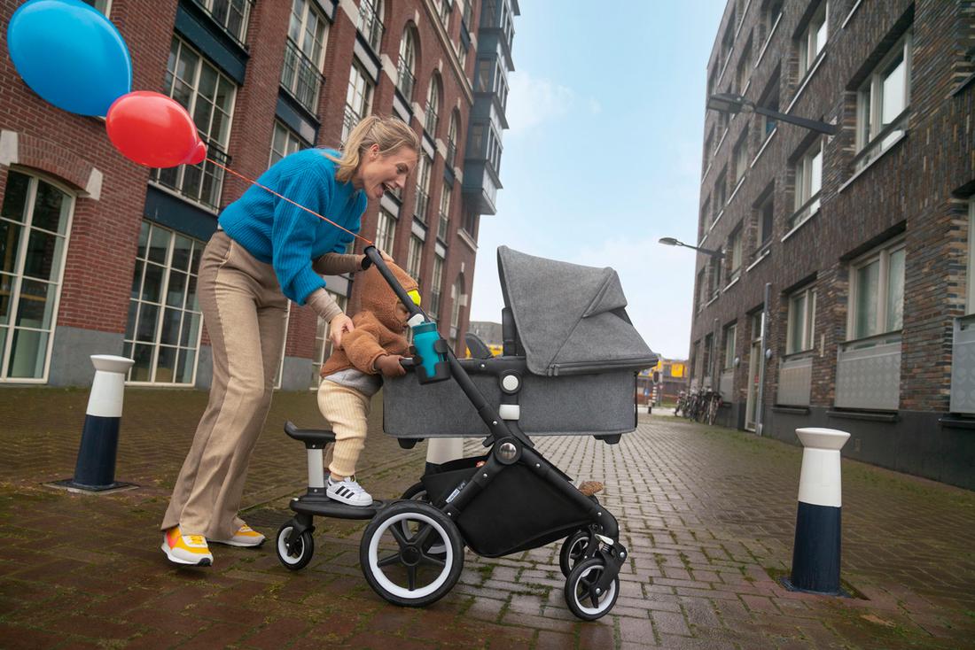 Voor de Bugaboo Lynx kinderwagen zijn ook handige accessoires verkrijgbaar, zoals een cuphouder en een meerijdstep.