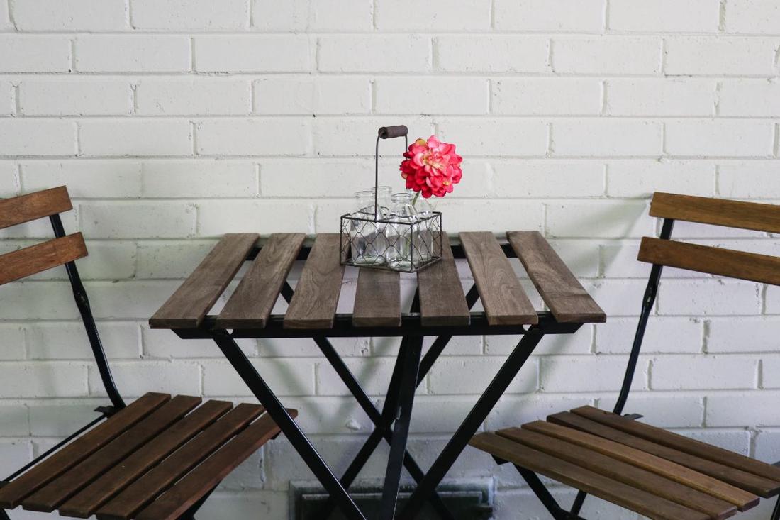 Een bistroset is vrijwel altijd uitzonder compact als het gaat om tuinmeubels.