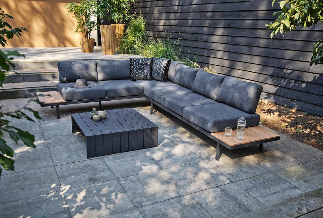 Languit met z'n tweeën of gezellig met zes personen. De Exotan loungeset Bari is gemaakt om groots te genieten.