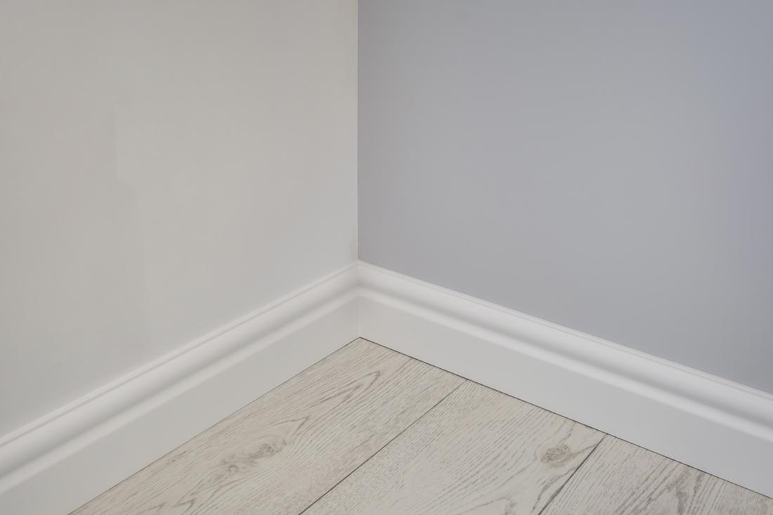 Plinten geven je vloer een nette afwerking. Verstek wordt veel gebruikt om plinten in de hoek met elkaar te verbinden. Dit is zowel bij platte als staande plinten mogelijk. 