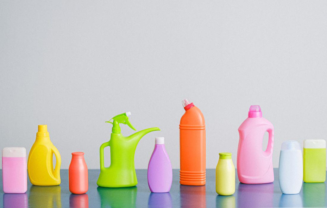 Zelf je gevel reinigen? Pas op met chemische middelen. Ze kunnen de gevel aantasten.