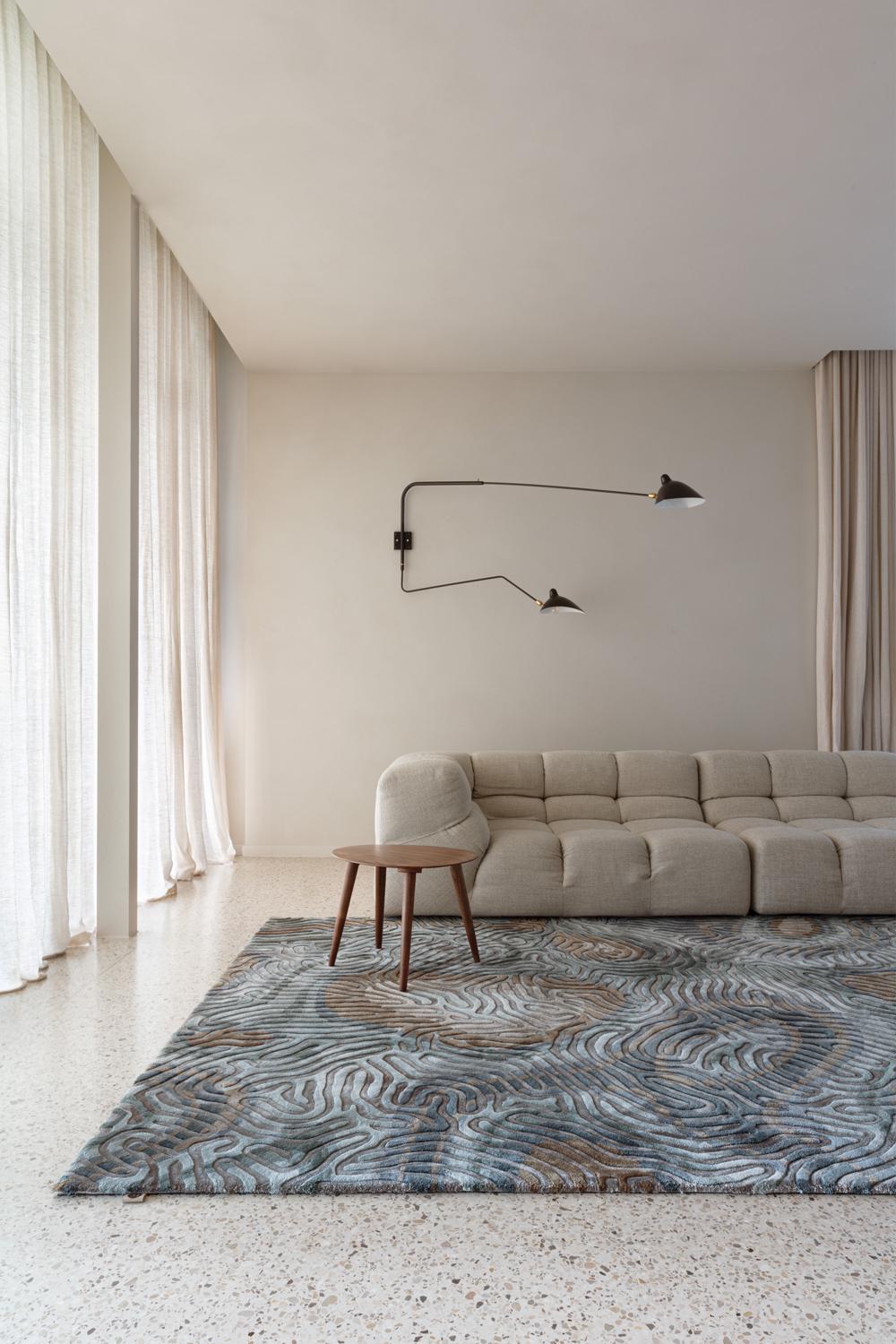 Haal de zee in huis met dit rechthoekige vloerkleed Seapine van Limited Editions. Het duurzame kleed is gemaakt van biologisch zeewier (eco-seasilk). En heeft een bruin-grijs-blauw patroon. Het is alsof je door ondiep, blauw helder water naar een koraalrif kijkt. 