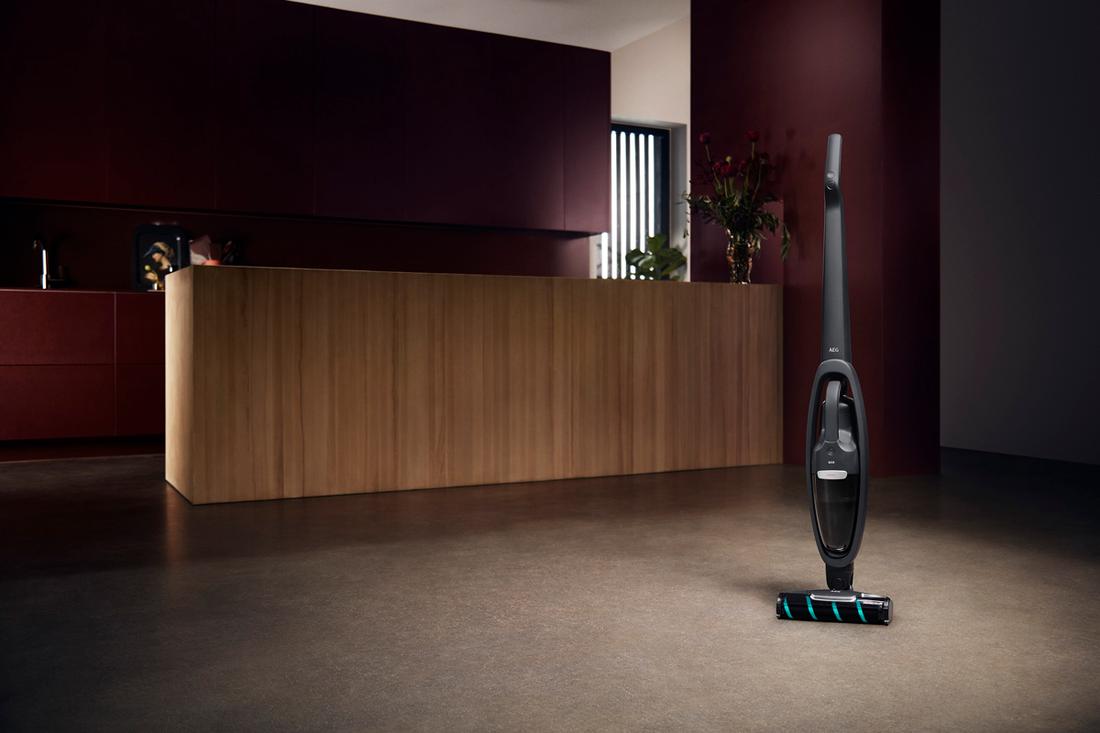 Deze draadloze steelstofzuigers van AEG wegen minder dan 3 kilo. Hierdoor neem je de stofzuiger moeiteloos de trap op en af, naar elke kamer in het huis. Ook zet je de stofzuiger overal neer. Ze zijn namelijk 'zelfstaand'. Handig!