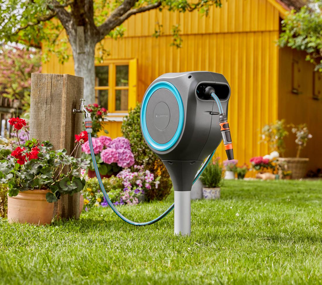 De Gardena RollUp tuinslangenbox voor in de tuin prik je met een metalen grondpen stevig in de grond.