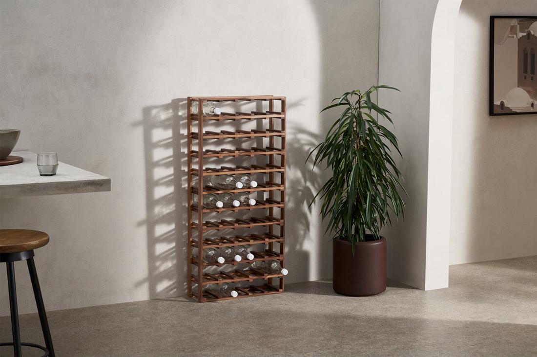 Bekijk wijnrek Het Clover wijnrek is heel functioneel om tot wel 55 wijnflessen op te bergen. Het prachtige acaciahout maakt het een fijn meubelstuk om in je interieur te verwerken.