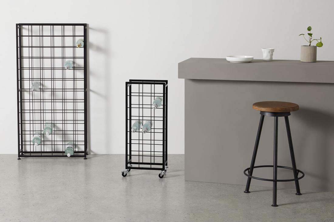 Bekijk wijnrek Als aanvulling op het extra grote wijnrek Moss kun je nog voor dit wijnrek op wieltjes kiezen. Hier bewaar je jouw favoriete snellopende drankjes makkelijk in op.