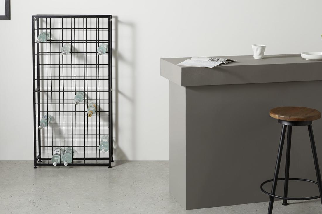 Bekijk wijnrek Een stevige metalen rek voor 72 flessen. Zet m in je keuken, bijkeuken of eetkamer, want het wijnrek is ook nog eens heel gaaf.