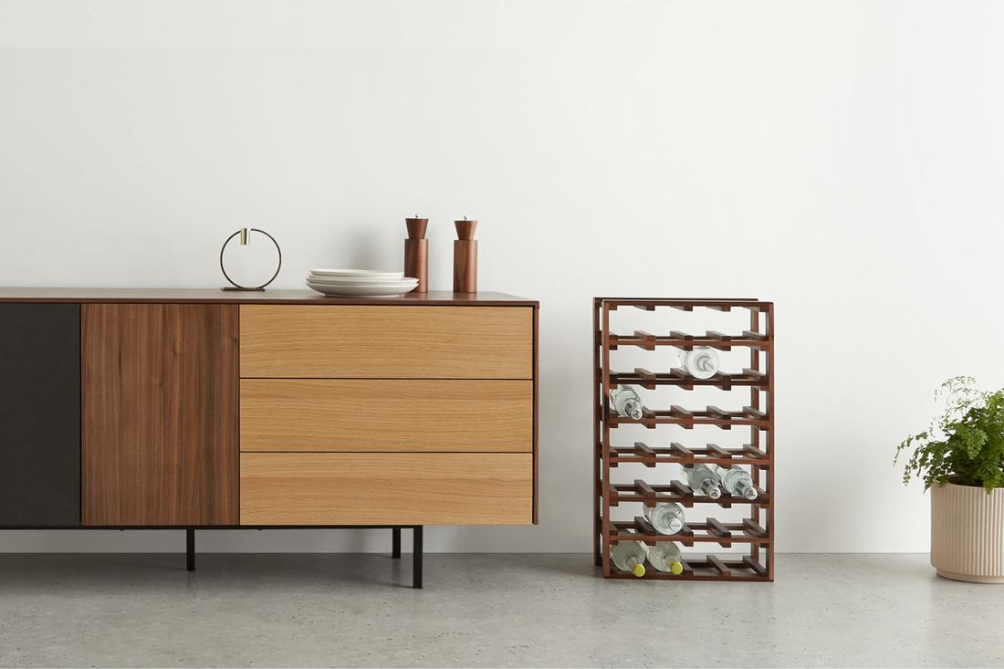 Bekijk wijnrek Jouw luxe flessen drank verdienen een chique plek. Ga dan voor dit houten wijnrek uit de Clover collectie.