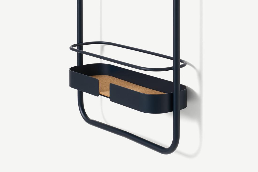 Bekijk wijnrek Het Design Bite wijnflessenrek heeft een luxe nachtblauwe kleur en een matje van kurk.