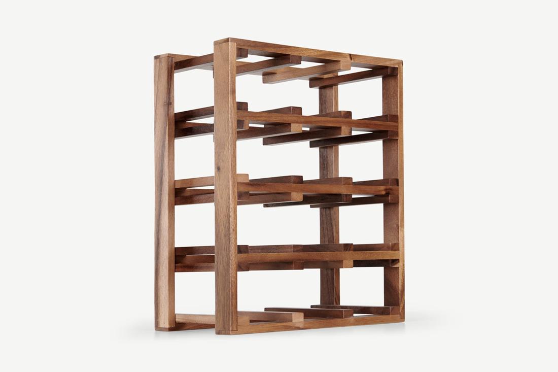 Bekijk wijnrek Dit compacte wijnrek Clover is gemaakt van acaciahout in een authentieke donkerbruine kleur.