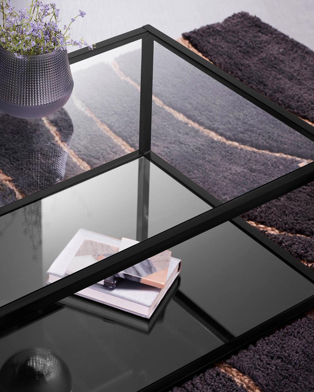 Bekijk salontafel Het onderste blad van de salontafel kun je decoreren met luxe magazines en fotoboeken.