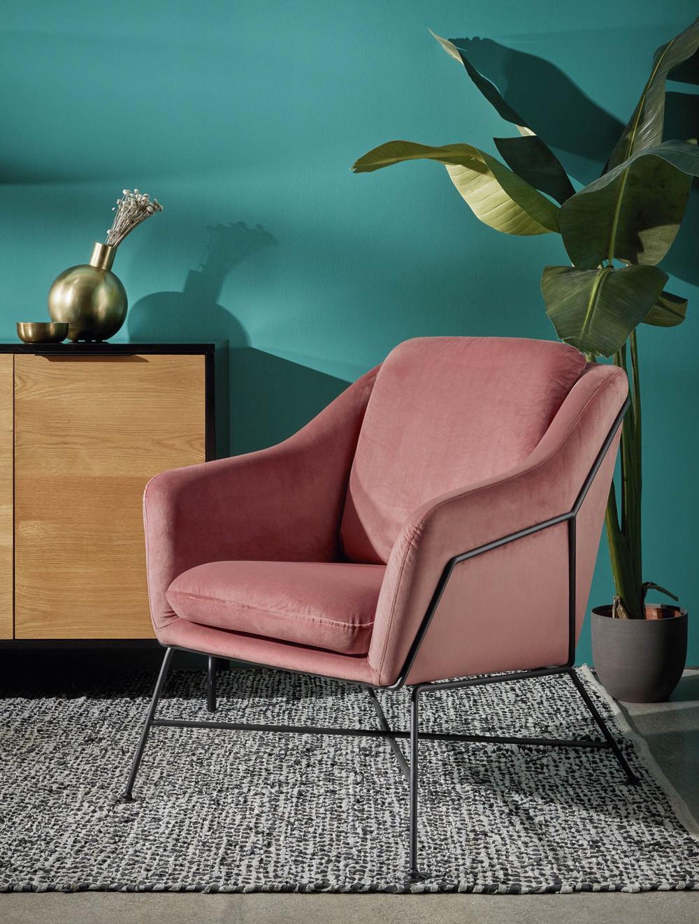 Bekijk fauteuil Een oud roze fauteuil is trendy in ieders een aangenaam en mooi meubel.