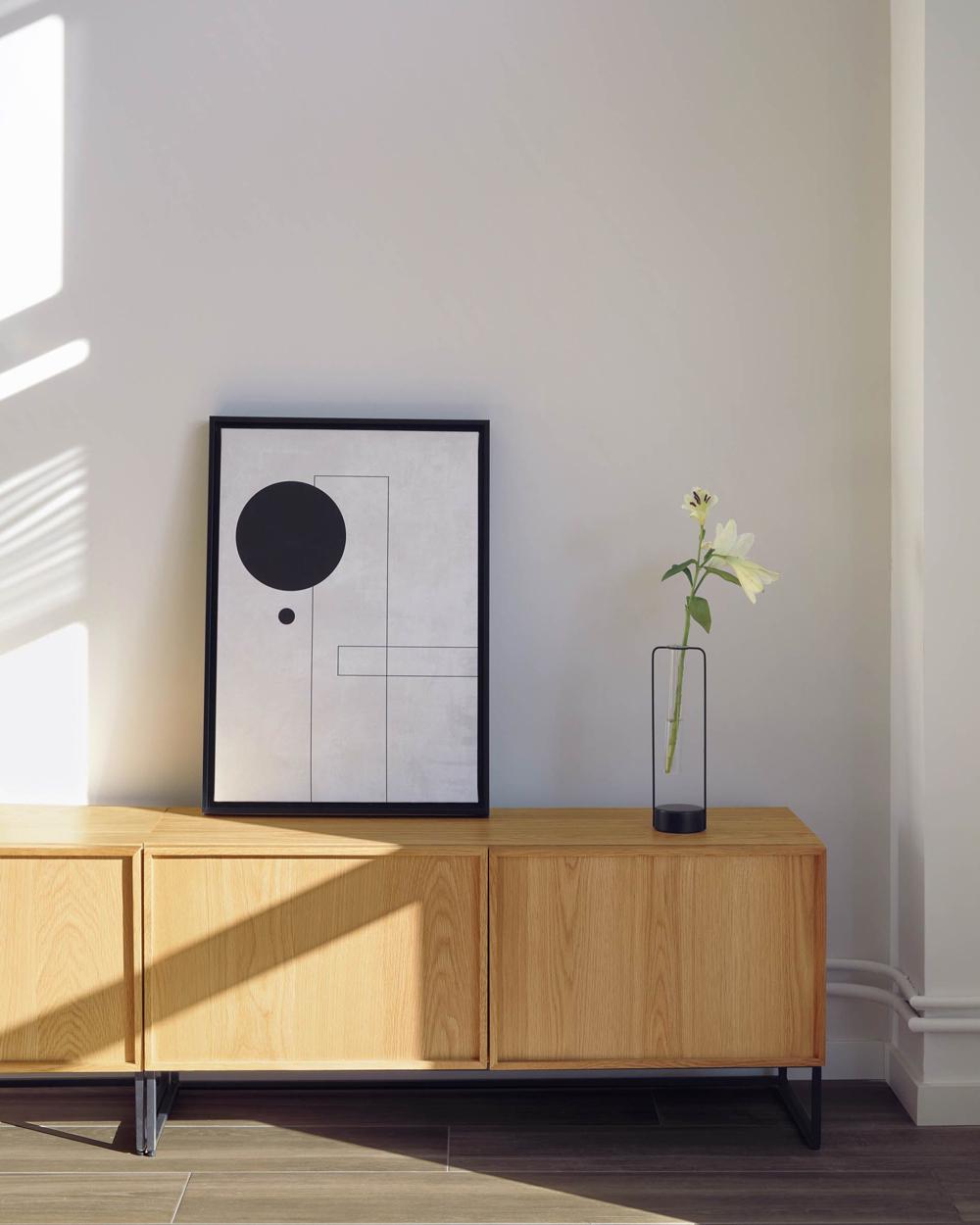 Bekijk TV-meubel Ook zonder televisie is de Taiana tv-meubel een prachtige kast voor in jouw woning. Decoreer de lage kast met kunst, vazen en een stapeltje boeken.