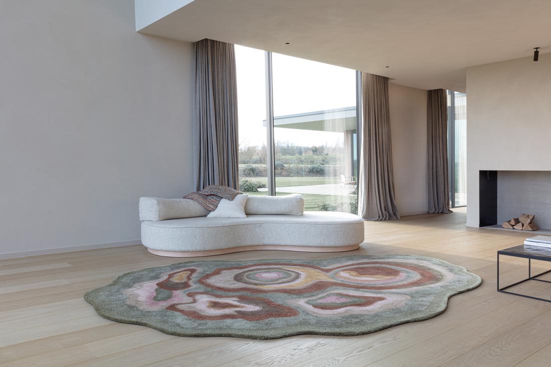 In de Mariposa vloerkleden komen organische vormen en natuurlijke kleuren samen, zoals in dit Frosted Sand vloerkleed.